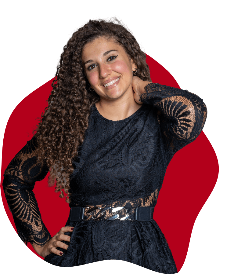 Jessica Ventura che sorride con una mano al collo, indossando un abito scuro con dettagli in pizzo, su sfondo rosso stilizzato.