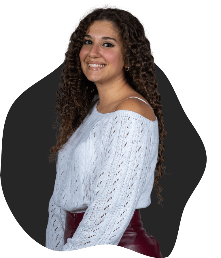 Jessica Ventura sorridente con capelli ricci, maglione chiaro e gonna bordeaux, ritratta in posa laterale su sfondo scuro stilizzato.