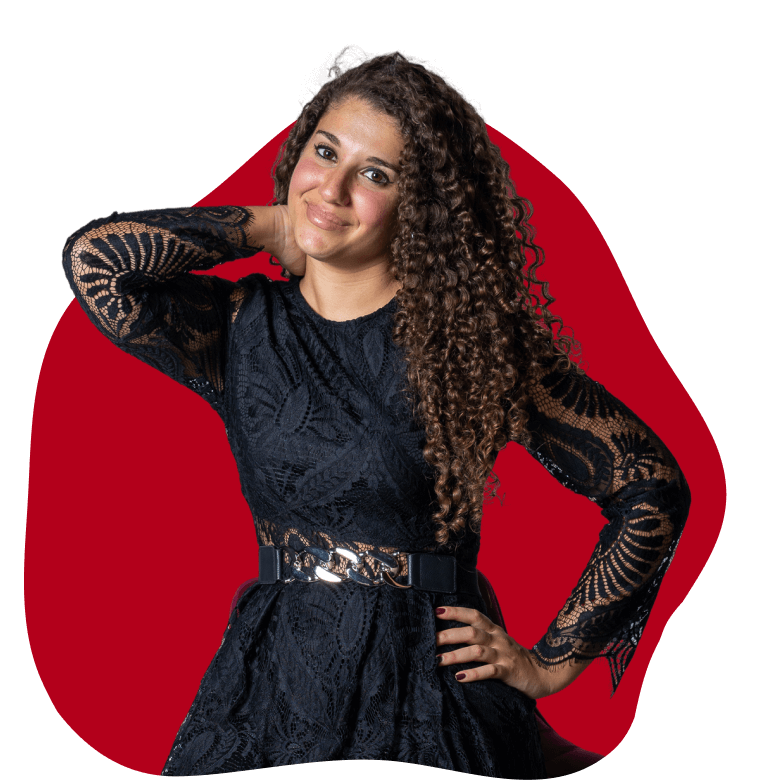 essica Ventura sorridente in posa con vestito nero elegante e sfondo rosso grafico.