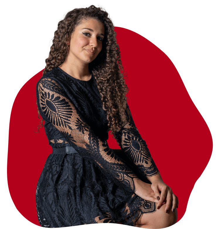 Jessica seduta con abito scuro in pizzo, espressione calma e sfondo rosso stilizzato.