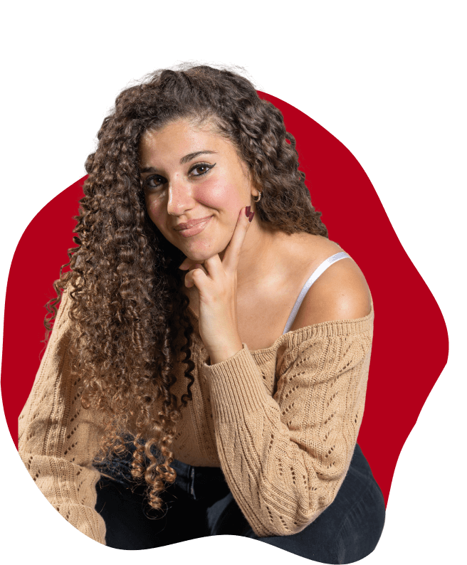 Jessica con capelli ricci che sorride in posa informale, con una mano sul mento, su sfondo rosso stilizzato.