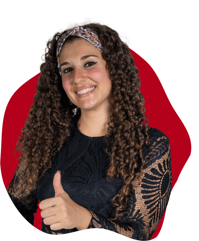 Jessica che sorridente che mostra un gesto di pollice in su, con capelli ricci e abito scuro, su sfondo rosso stilizzato.