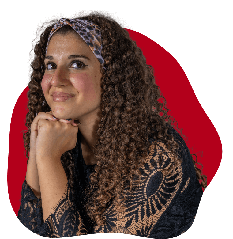 Jessica con espressione riflessiva, appoggiata con il mento sulle mani, capelli ricci e abito scuro, su sfondo rosso stilizzato.