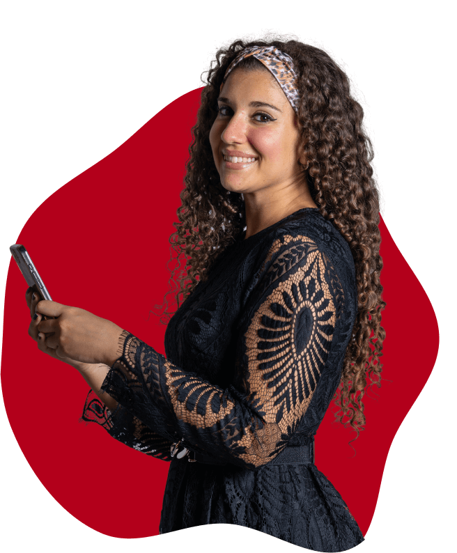 Jessica sorridente in abito scuro che tiene uno smartphone tra le mani, su sfondo rosso stilizzato.
